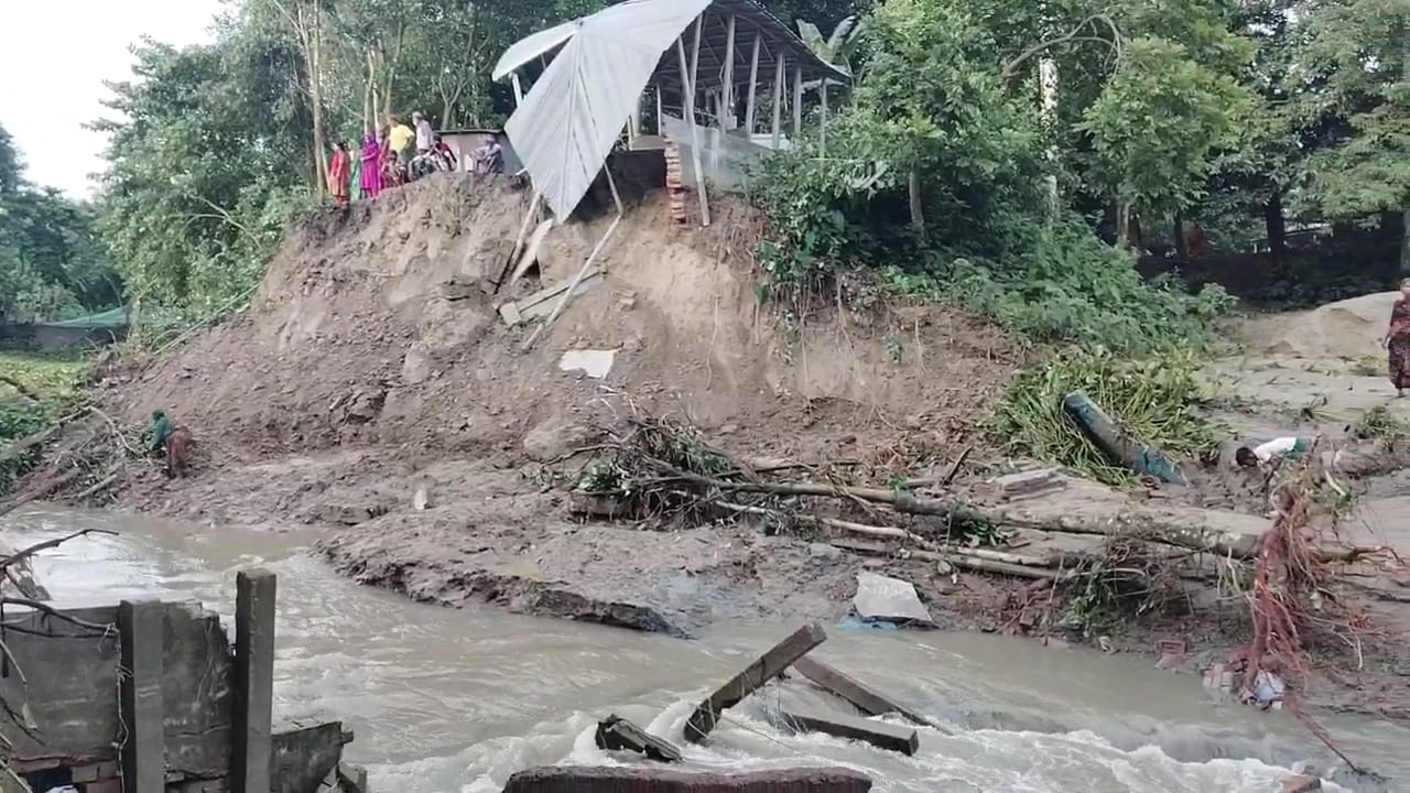 বগুড়া শেরপুরের চক কল্যানী কাটাখালি বাঁধ ভেঙে যাওয়ায় বাড়ি ও জমি ভাংগার শঙ্কায় এলাকার মানুষ