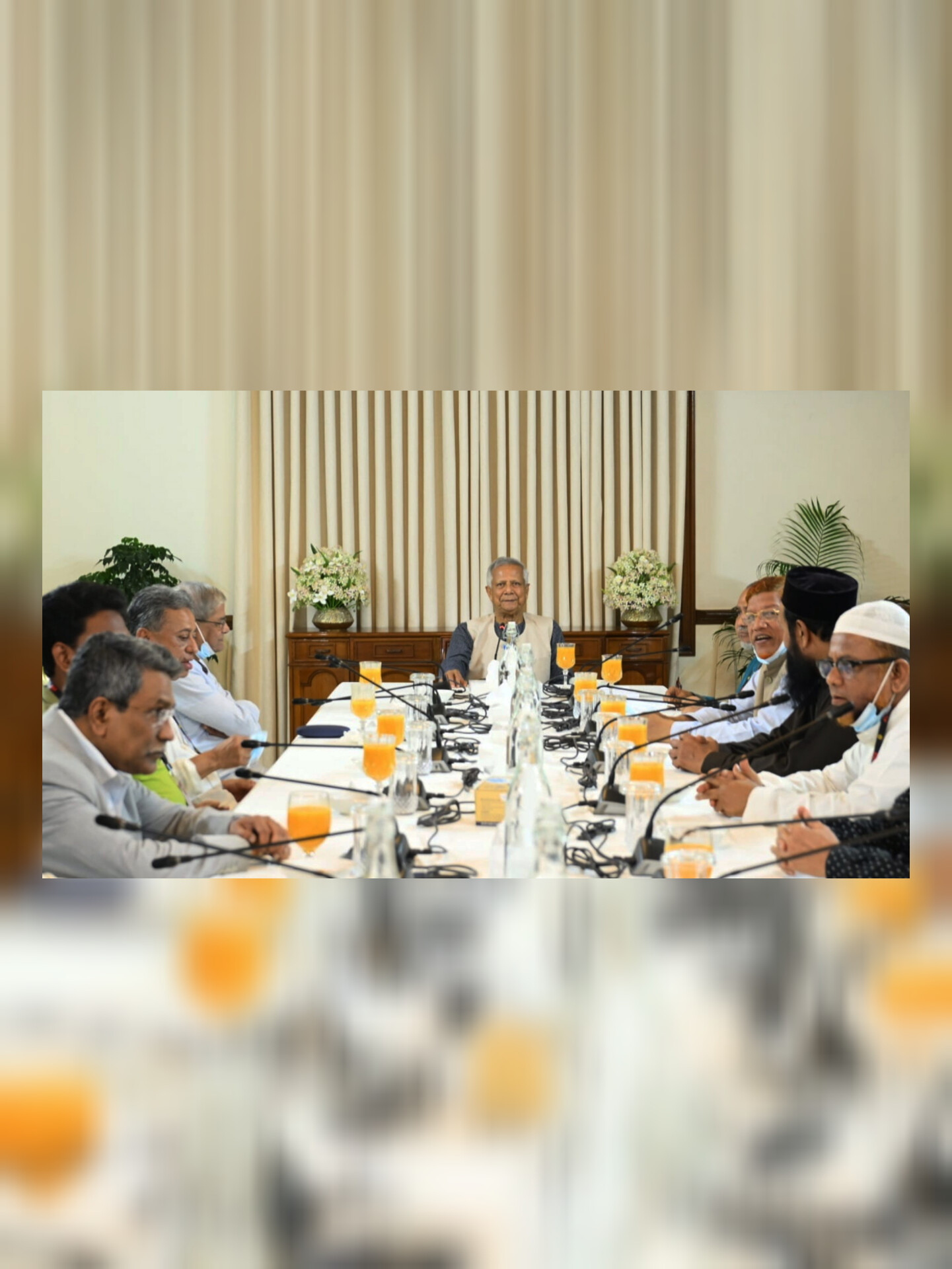 উত্তরায় বিমান বিধ্বস্ত: উদ্ভূত পরিস্থিতি নিয়ে রাজনৈতিক নেতাদের সঙ্গে জরুরি বৈঠকে প্রধান উপদেষ্টা ড. মুহাম্মদ ইউনূস