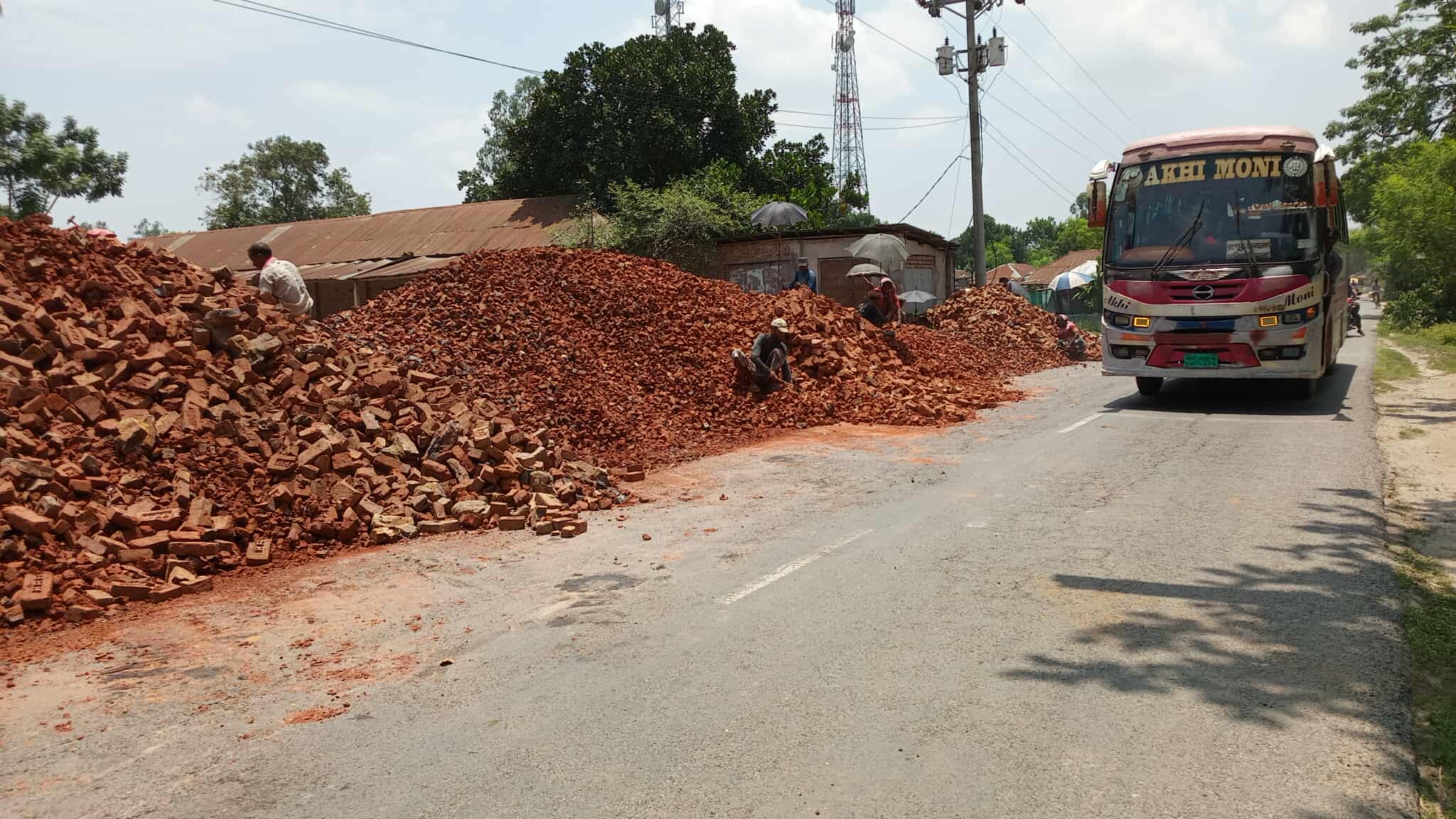 সড়কে নির্মাণাধীন রাস্তার সরঞ্জাম রাখায় ভোগান্তিতে পথচারীরা