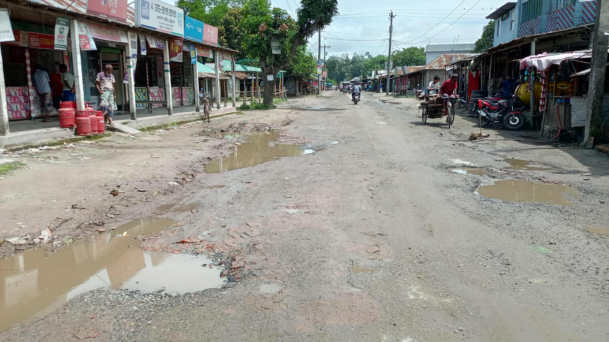 সড়কের বেহাল দশা,ভোগান্তি পথচারীদের 