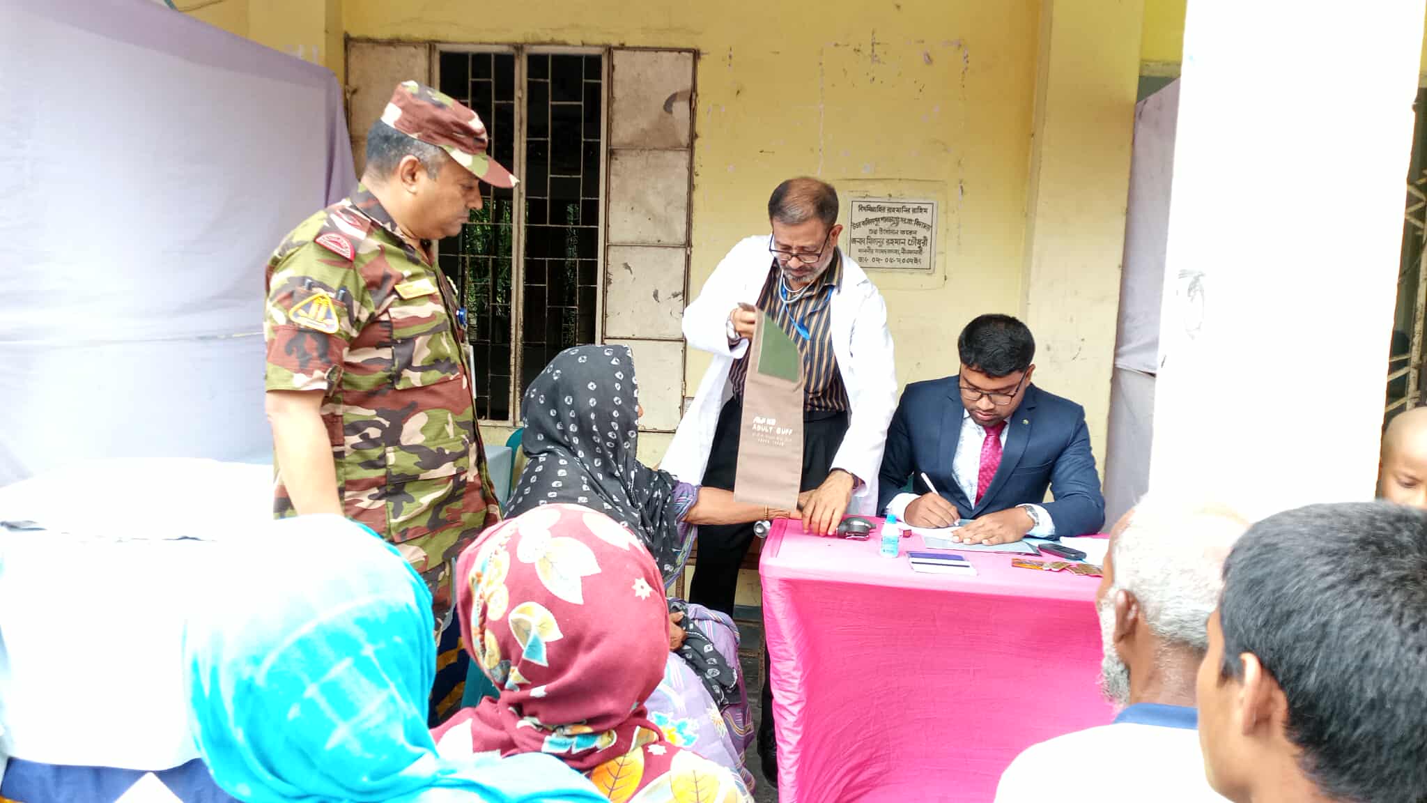সেনাবাহিনীর ফ্রি মেডিকেল ক্যাম্প ও ওষুধ বিতরণ