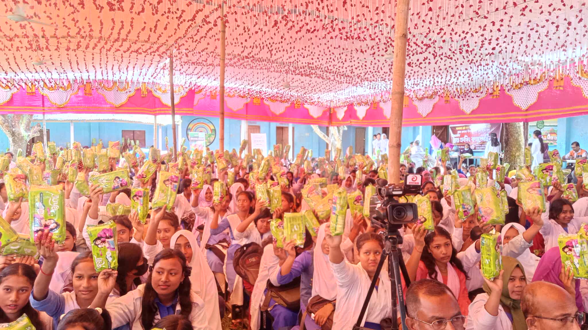 কিশোরগঞ্জে স্যানিটারি ন্যাপকিন পেল ৬০০ ছাত্রী