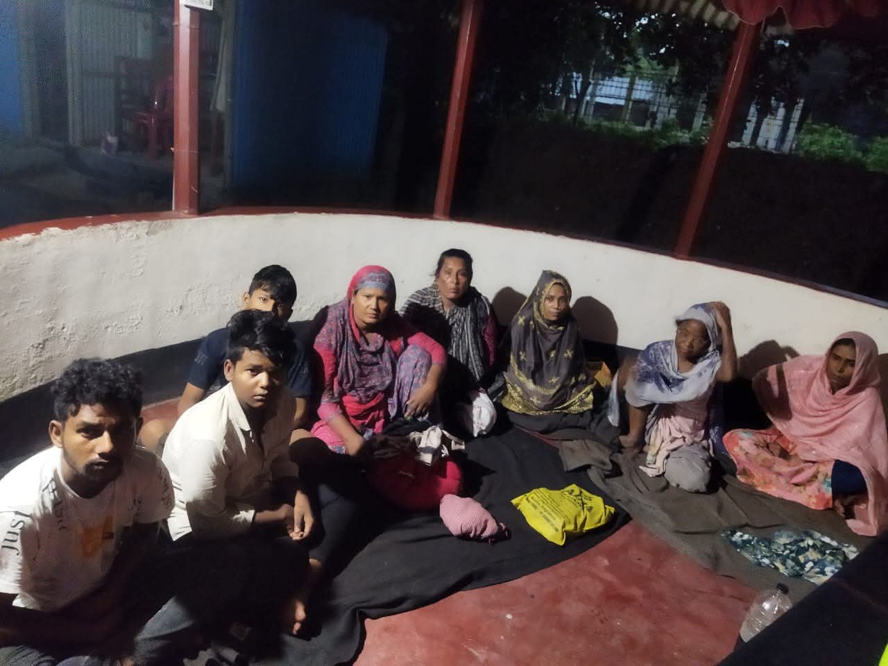 পীরগঞ্জ সীমান্তে ভারত থেকে পুশইনকৃত ৮ বাংলাদেশি আটক