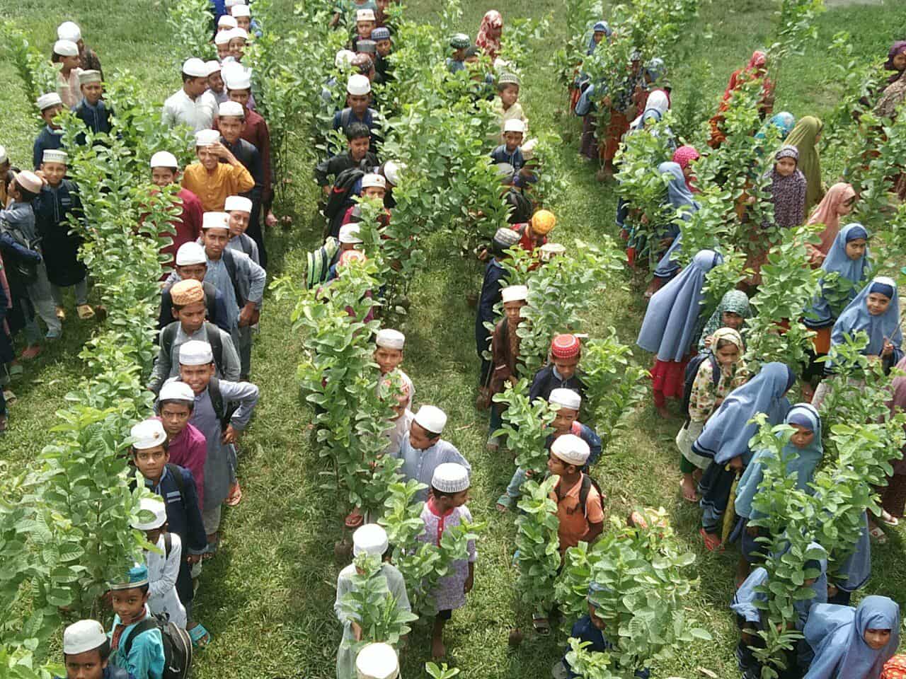 রায়গঞ্জে শিক্ষার্থীদের মাঝে দুইশত গাছের চারা বিতরণ