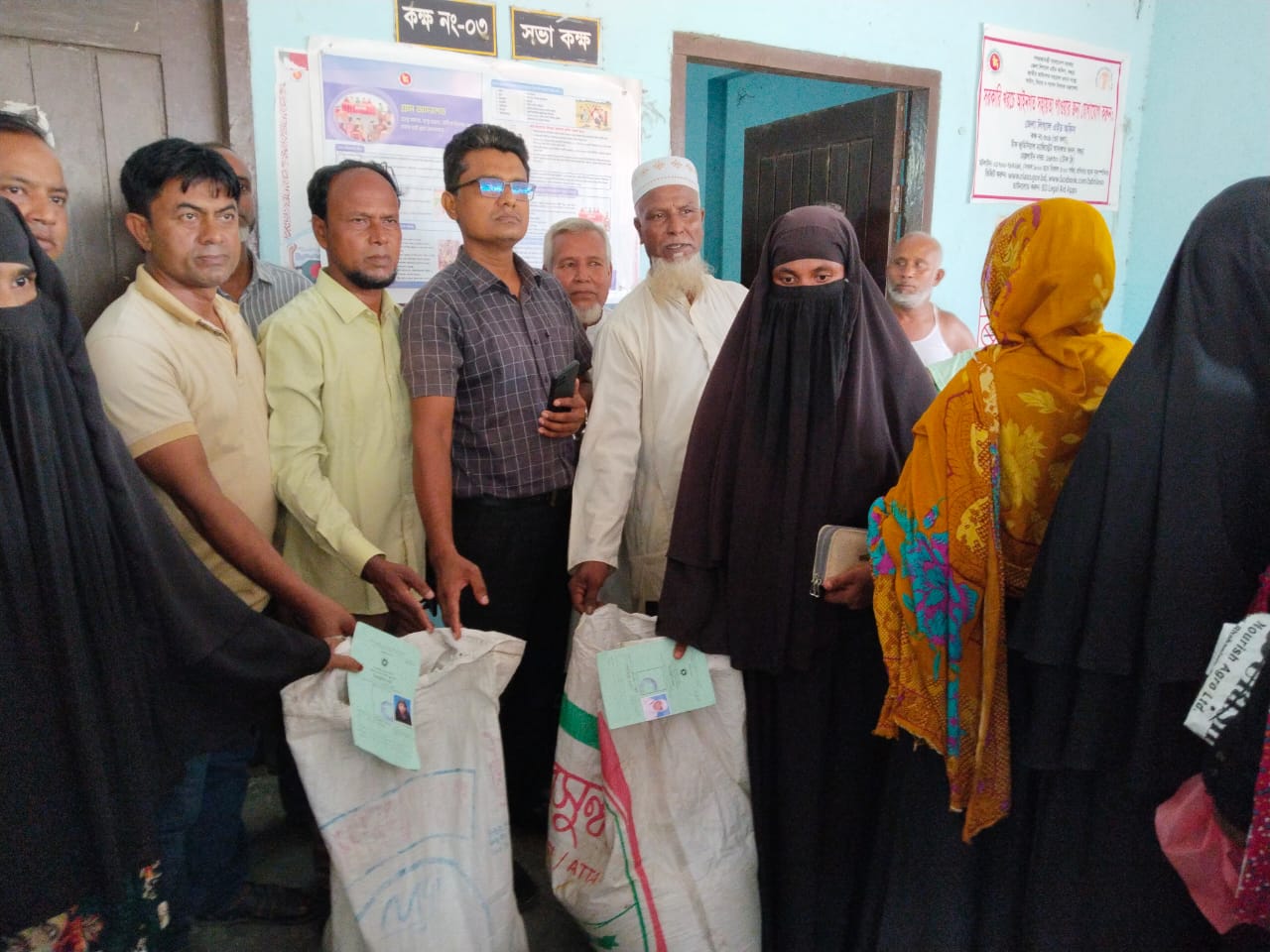 শিবগঞ্জে ভিডব্লিউবি কর্মসূচির চাল বিতরণ