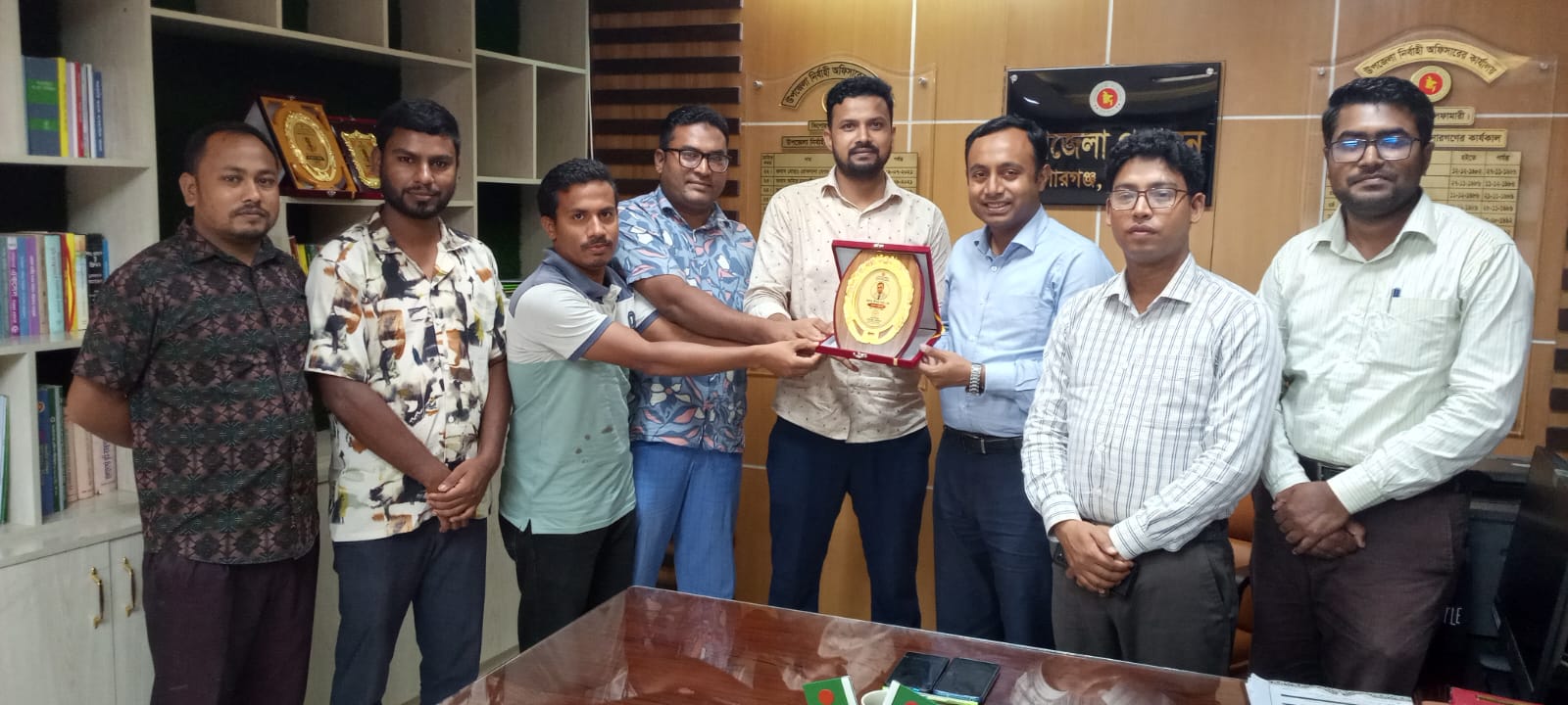 কিশোরগঞ্জে নবাগত ইউএনওর সাথে সৌজন্য সাক্ষাৎ করছেন স্বেচ্ছাসেবী সংগঠন ভোরের শালিক