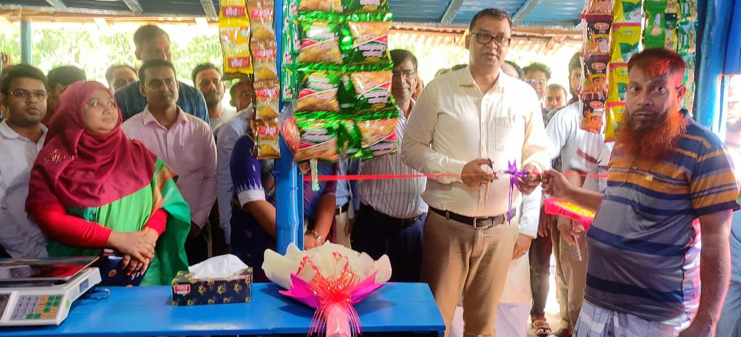বদলগাছীতে অসহায় জেলফেরত এক ব্যক্তিকে পূণর্বাসনে দোকান উদ্বোধন করলেন জেলা প্রশাসক