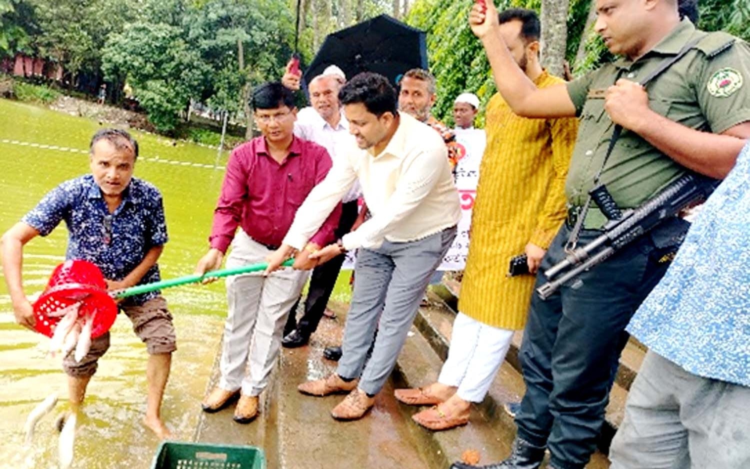 জাতীয় মৎস্য সপ্তাহ উপলক্ষে দুপচাঁচিয়ায় ৮টি জলাশয়ে মাছের পোনা অবমুক্ত
