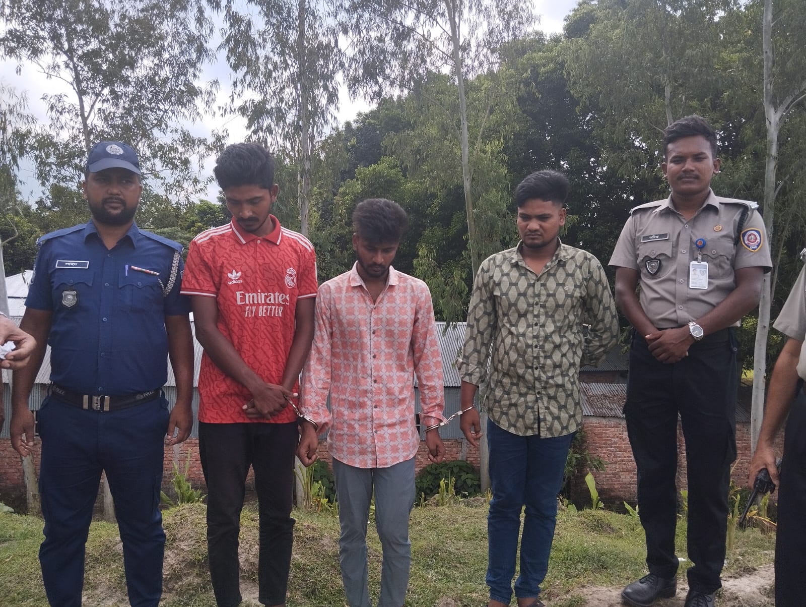 গাঁজা সেবনের দায়ে ৩ ব্যাক্তিকে ১৫ দিন করে বিনাশ্রম কারাদণ্ড ও অর্থদণ্ড