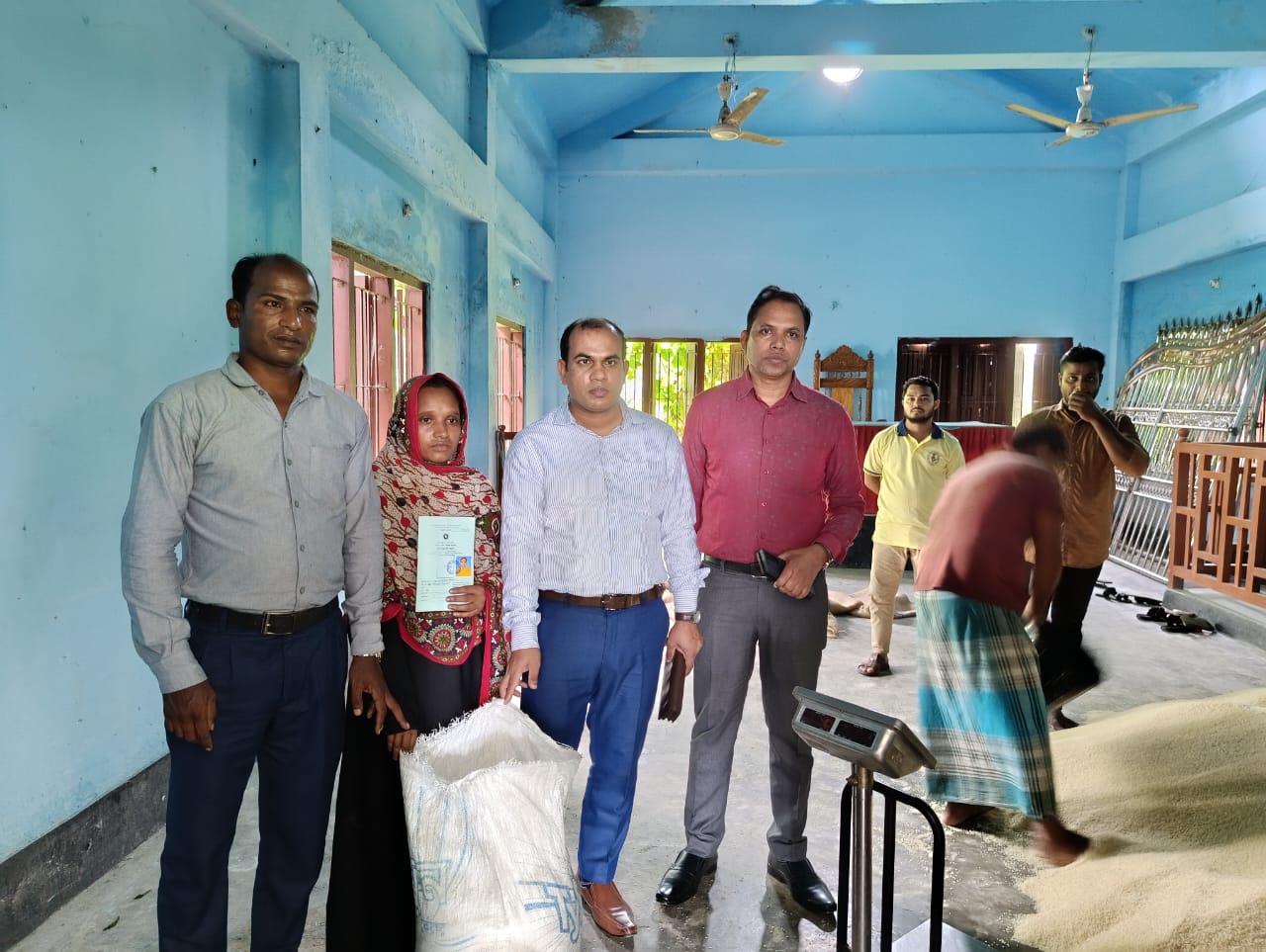 শিবগঞ্জে ভিডব্লিউবি কর্মসূচির চাল বিতরণ