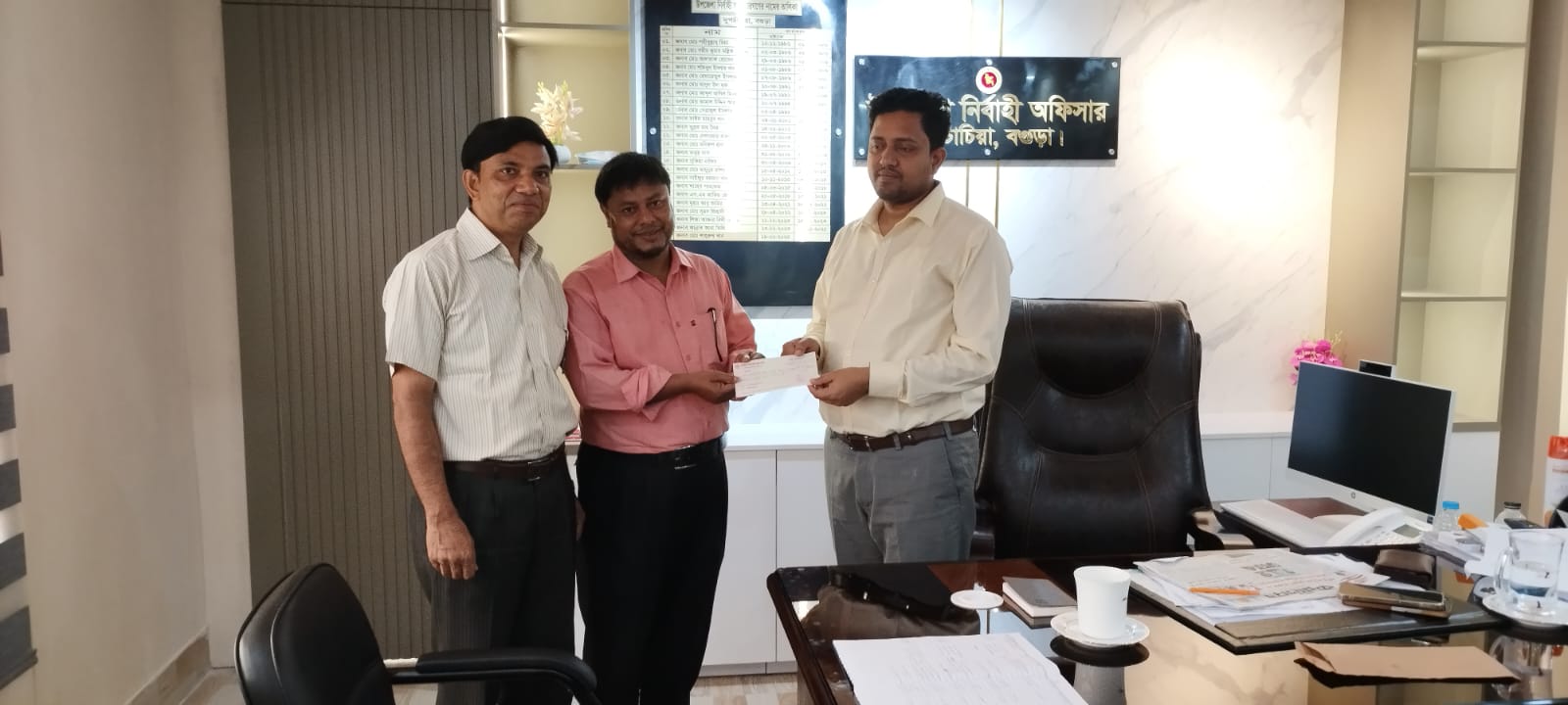 রাস্তা সংস্কারের জন্য ইউএনও শাহরুখ খানের অনুদানের চেক প্রদান