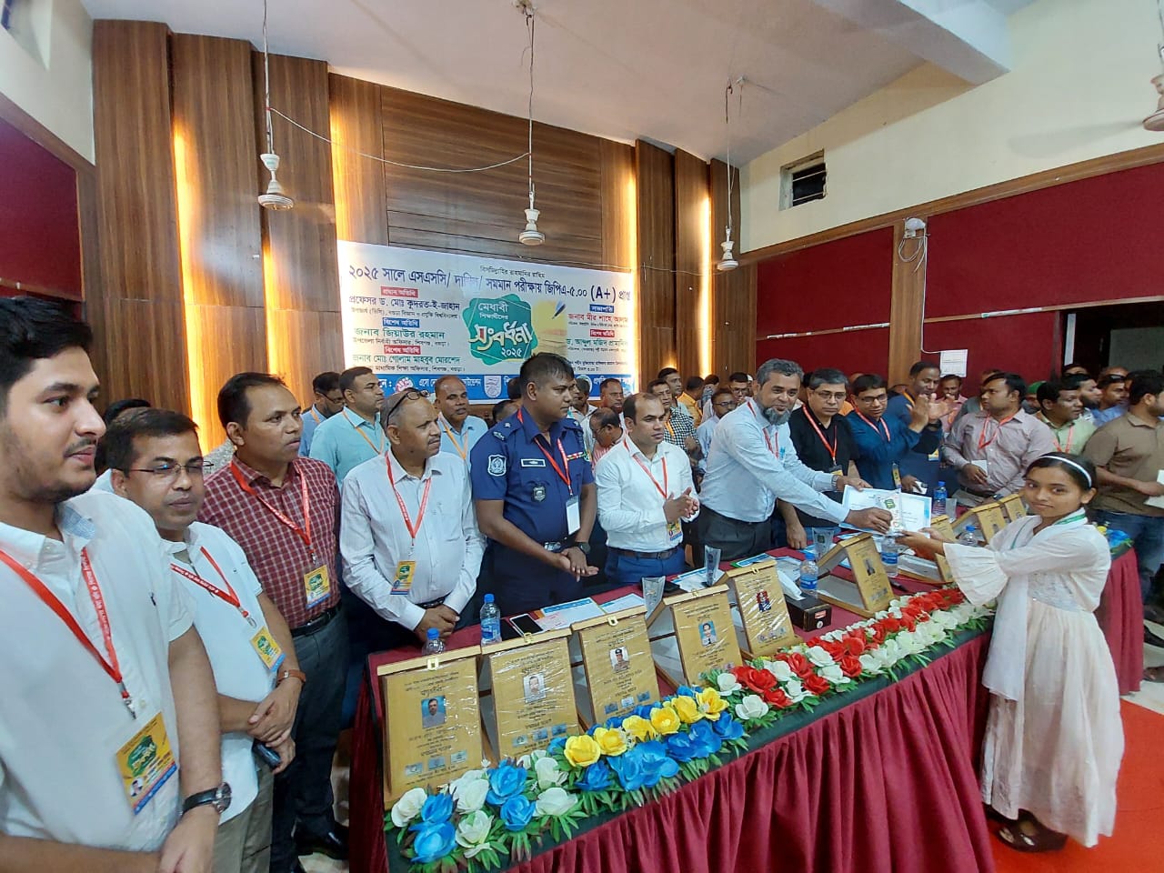 শিবগঞ্জে সংবর্ধনা পেলো ৪ শতাধিক মেধাবী শিক্ষার্থী