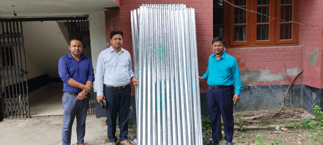 দুপচাঁচিয়ায় কোলগ্রাম উচ্চ বিদ্যালয়ে ঢেউ টিন বিতরণ