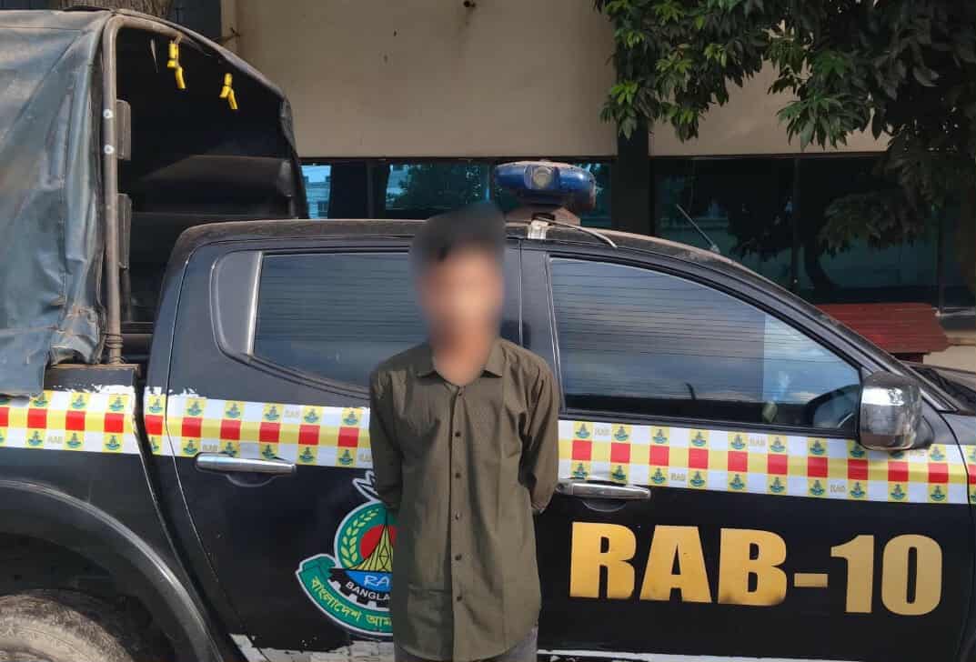 রাজবাড়ীতে  র‌্যাবের অভিযানে ক্লুলেস গৃহবধূ হত্যার আসামী গ্রেপ্তার