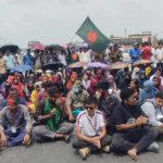 রবীন্দ্র বিশ্ববিদ্যালয়ের শিক্ষার্থীদের মহাসড়ক অবরোধ