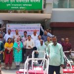 রাজারহাটে কৃষকদের মাঝে রিপার মেশিন ও সবজি বীজ-সার বিতরণ।