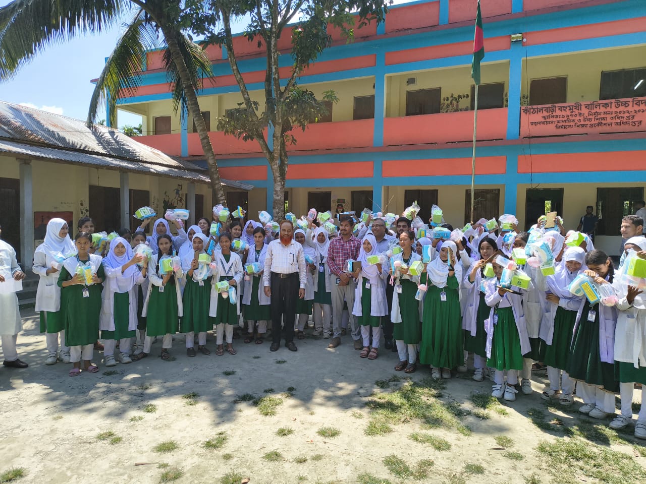 কুড়িগ্রামে তিনটি স্কুলের শিক্ষার্থীদের মাঝে দুদকের শিক্ষা উপকরণ বিতরন