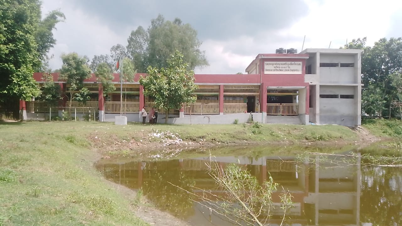 নেকমরদ বিদ্যালয়ের পুকুরে ঝুঁকিতে শিক্ষার্থী