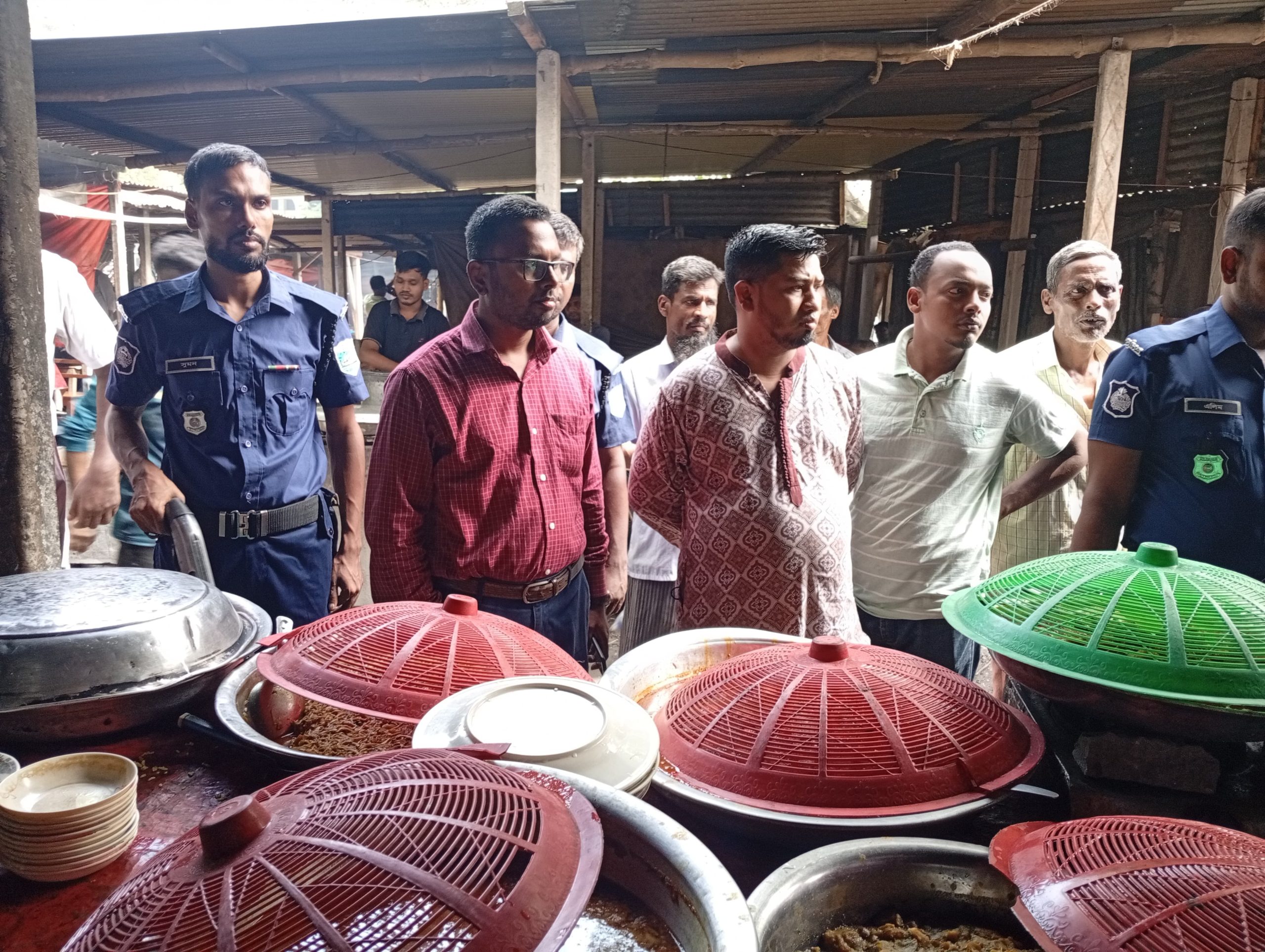 সিরাজগঞ্জে ভোক্তা অধিকারের ভ্রাম্যমাণ অভিযানে খাবারের মান রক্ষার আহ্বান
