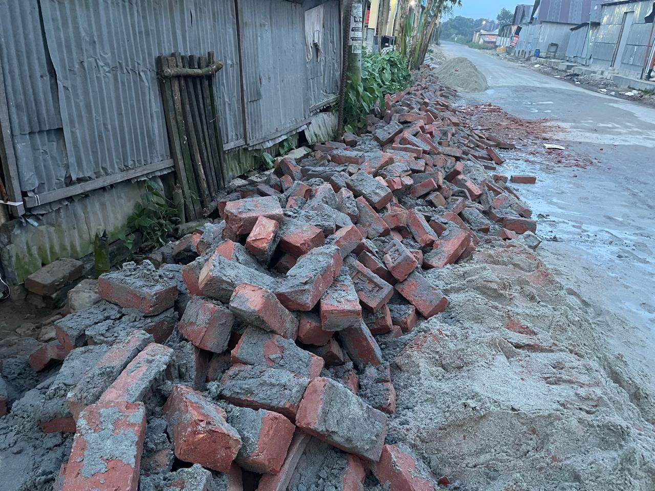 বগুড়ার শেরপুরে সীমানা প্রাচীর ভাঙচুর ও প্রাণনাশের হুমকি: থানায় জিডি