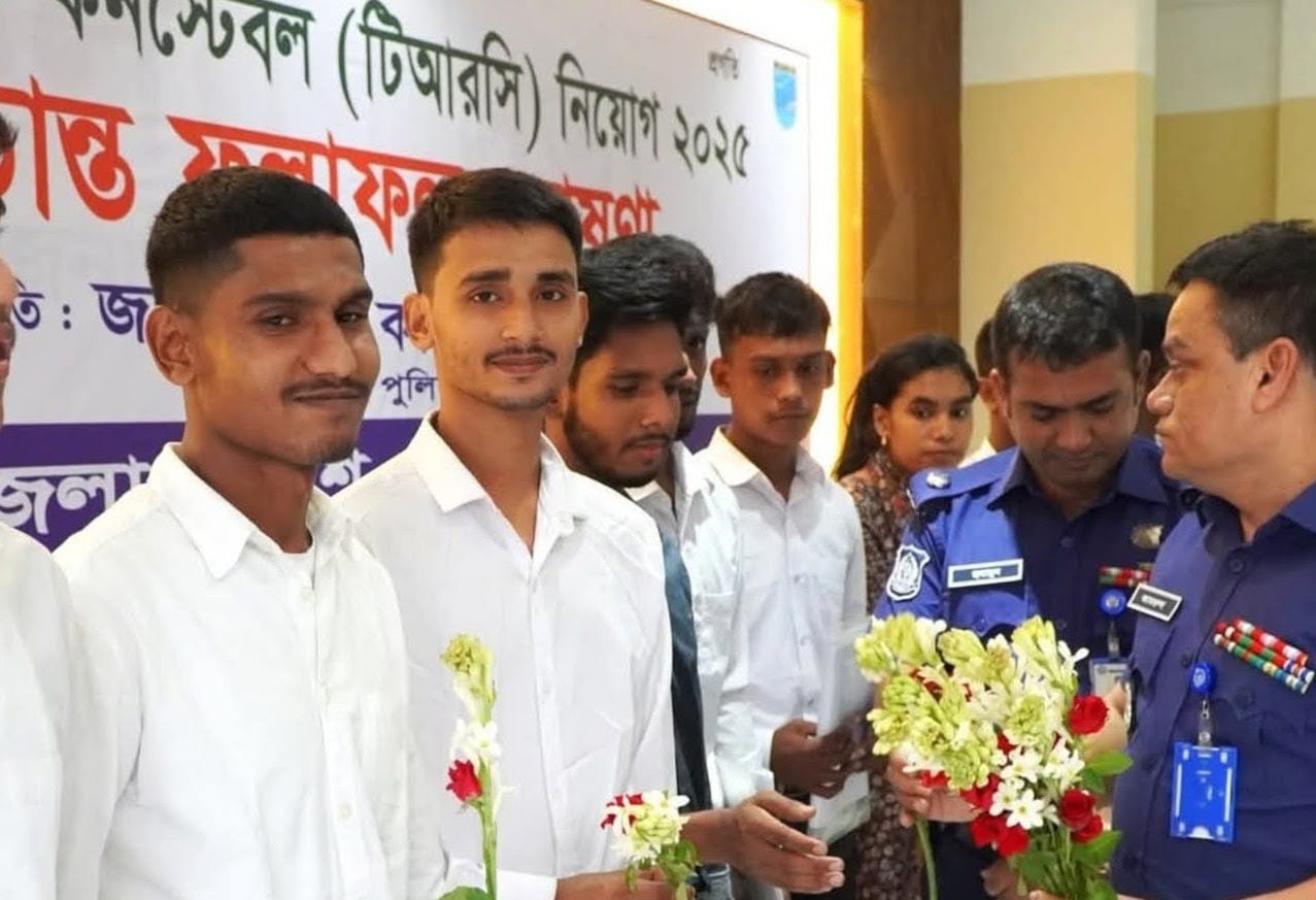 রাজবাড়ীতে ১২০ টাকায় চাকরি পেলেন ১৫ জন নারী-পুরুষ