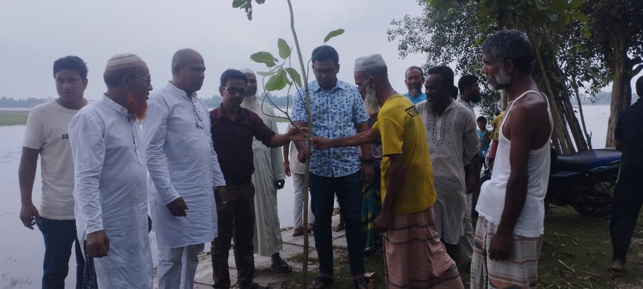 কুড়িগ্রামে “বৃক্ষপ্রেমী আনোয়ার হোসেন” এর সহযোগিতায় নদীরক্ষা বাঁধে বৃক্ষরোপণ অনুষ্ঠিত