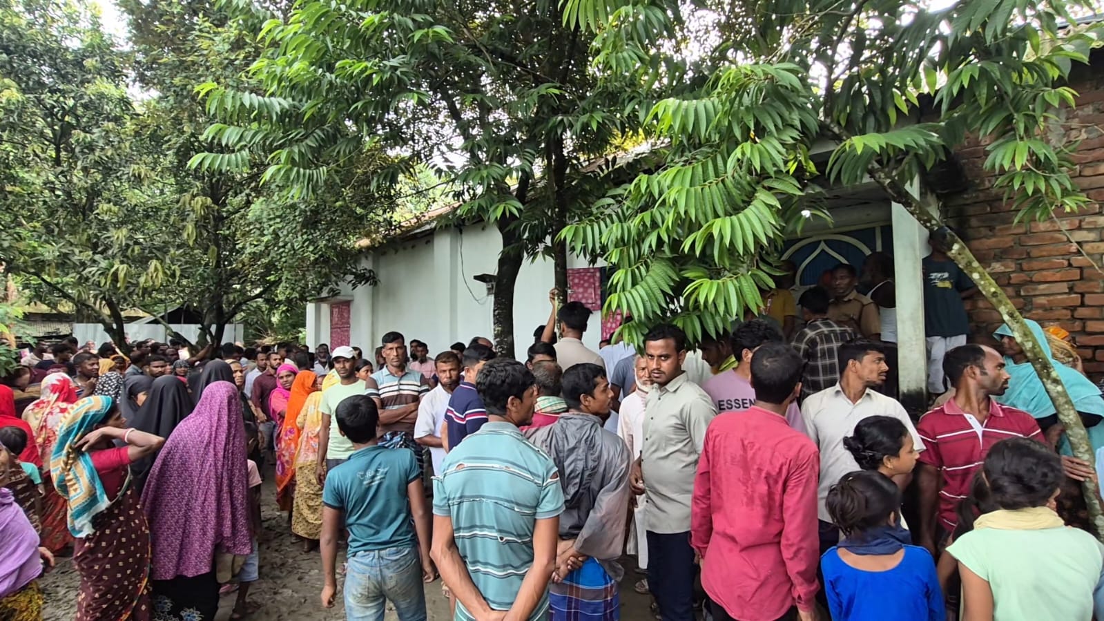 বাড়িতে লুটের পর প্রবাসীর স্ত্রী-ছেলেকে কুপিয়ে হত্যা