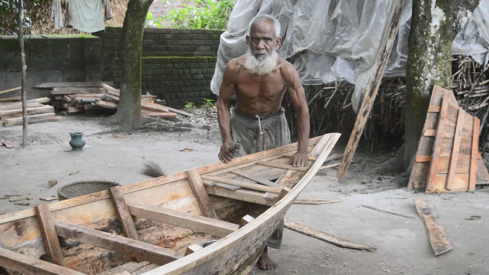 আত্রাইয়ে বর্ষা মৌসুমে ব্যস্ত সময় পার করছেন নৌকা তৈরির কারিগররা