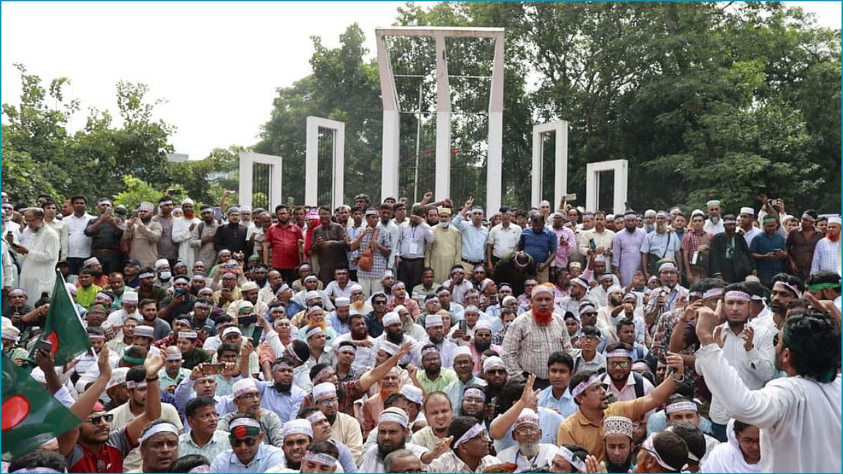আমরণ অনশনে অসুস্থ হয়ে পড়ছেন শিক্ষকরা