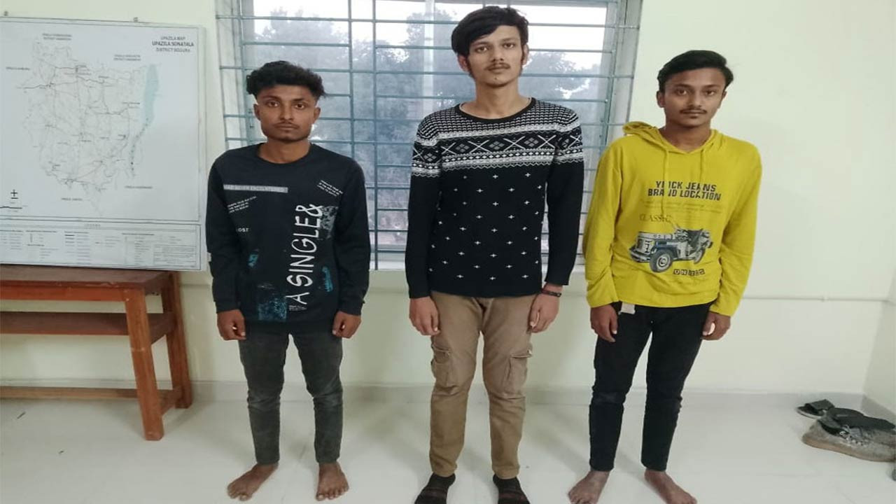 বগুড়ার সারিয়াকান্দিতে মশাল মিছিলের ব্যানারসহ আওয়ামী লীগের ৩ কর্মী গ্রেফতার