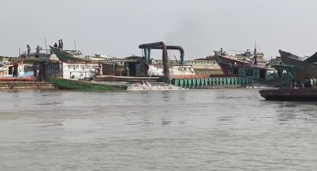 মানিকগঞ্জে মাটি–বালু লুট অব্যাহত, প্রশাসনের নাকের ডগায় চলছে অবৈধ উত্তোলন