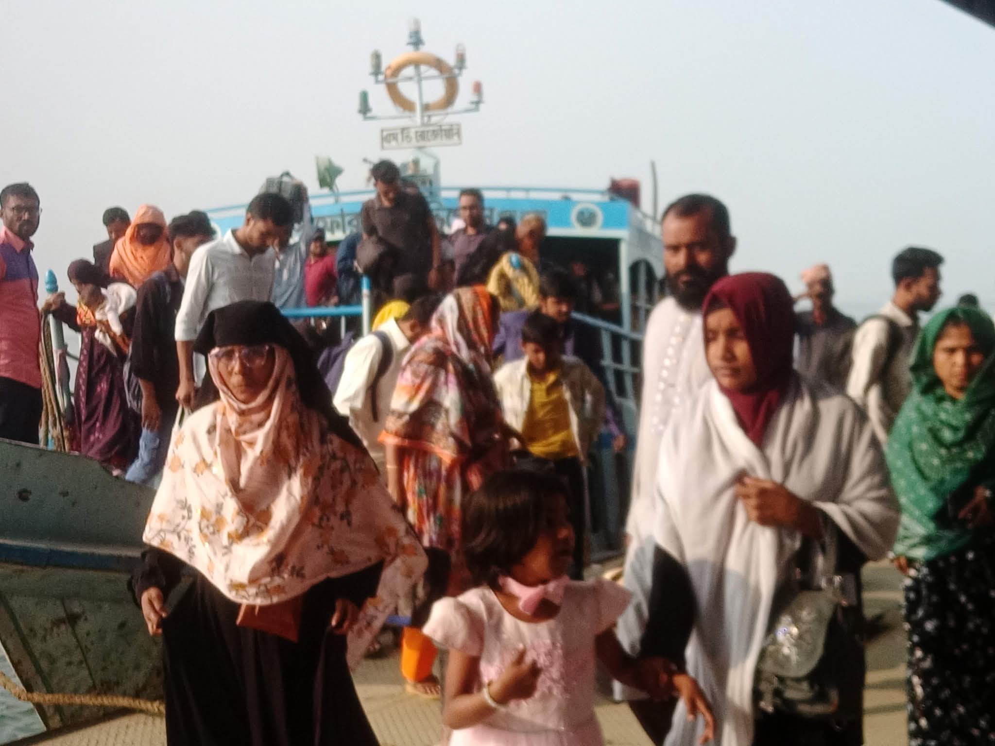দৌলতদিয়া-পাটুরিয়া নৌরুটে ঘরমুখো মানুষের ভিড় ভোট দিতে নিজ নিজ এলাকায় ফিরতে শুরু করেছ লাখ লাখ মানুষ