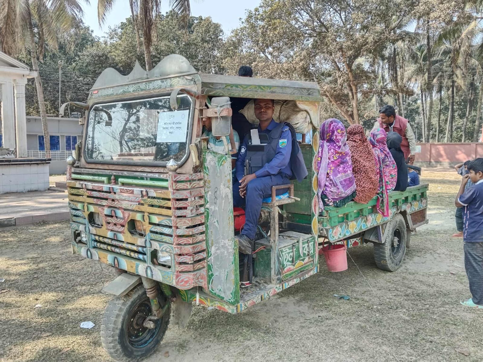 শেরপুরে কেন্দ্রে কেন্দ্রে পাঠানো হলো ব্যালটসহ ভোটের সব উপকরণ