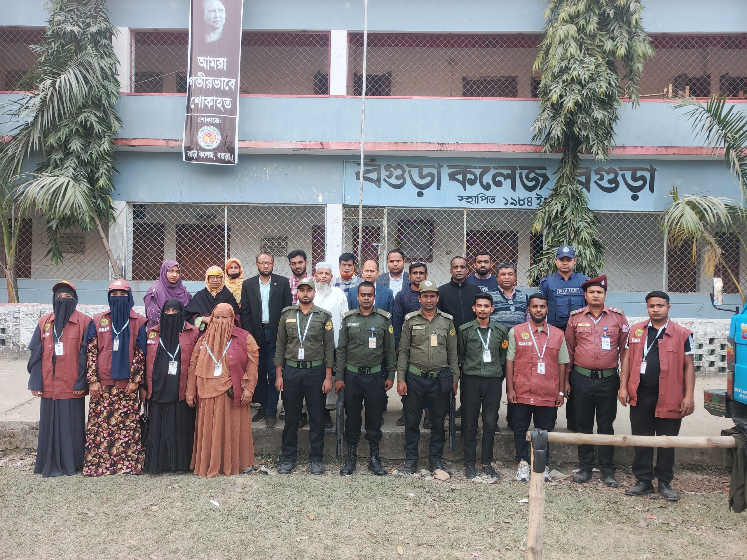 ত্রয়োদশ জাতীয় সংসদ নির্বাচনকে ঘিরে বগুড়া-৬ আসনে প্রস্তুতি সম্পন্ন, কেন্দ্রে সরঞ্জাম পৌঁছেছে