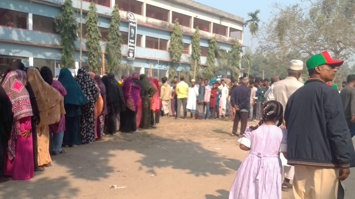 বগুড়া কলেজ ভোটকেন্দ্রে শান্তিপূর্ণ পরিবেশে ভোটগ্রহণ চলছে