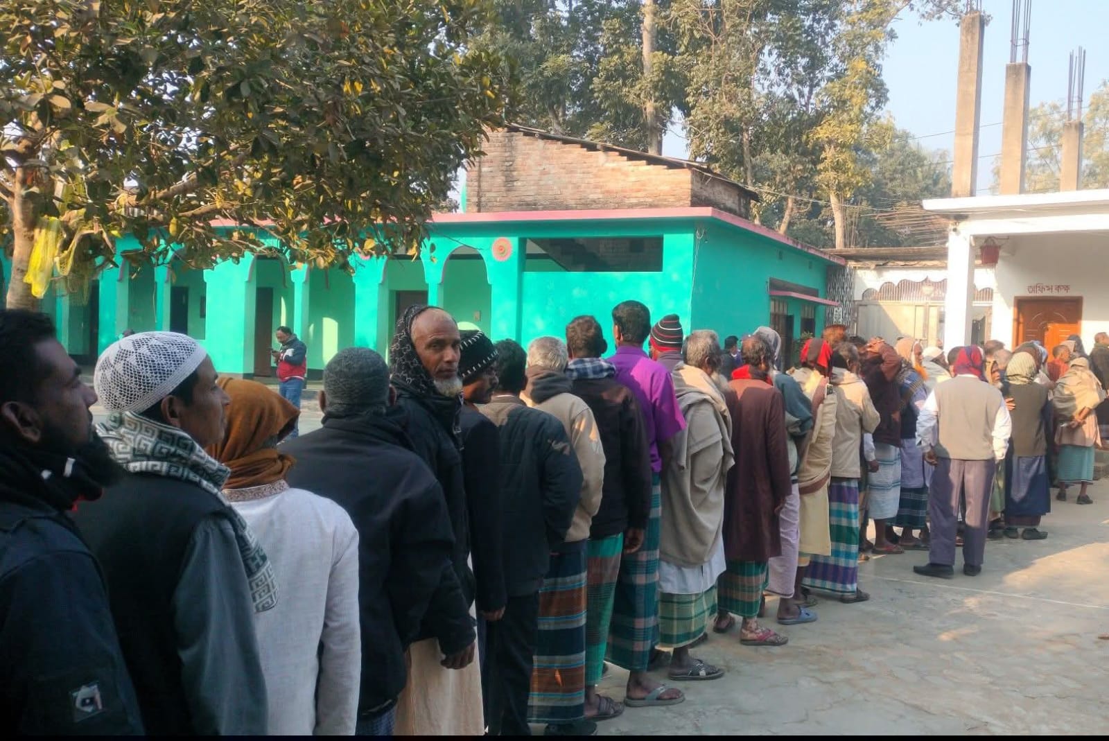 রাজবাড়ীতে উৎসব মুখর পরিবেশে ভোটগ্রহণ শুরু