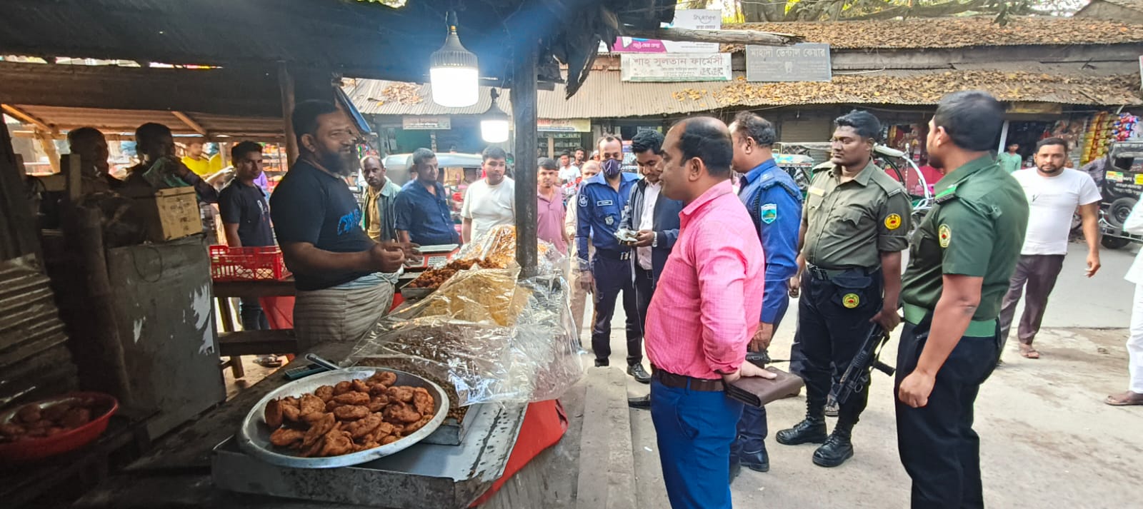 শিবগঞ্জে ভ্রাম্যমাণ আদালতের অভিযানে ৩ দোকানে জরিমানা