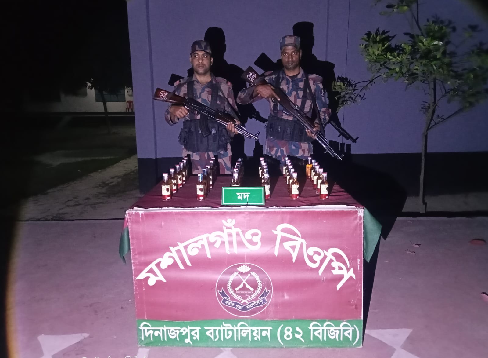 হরিপুর সীমান্তে বিজিবির অভিযান: মালিকবিহীন ৩৫ বোতল ভারতীয় মদ উদ্ধার