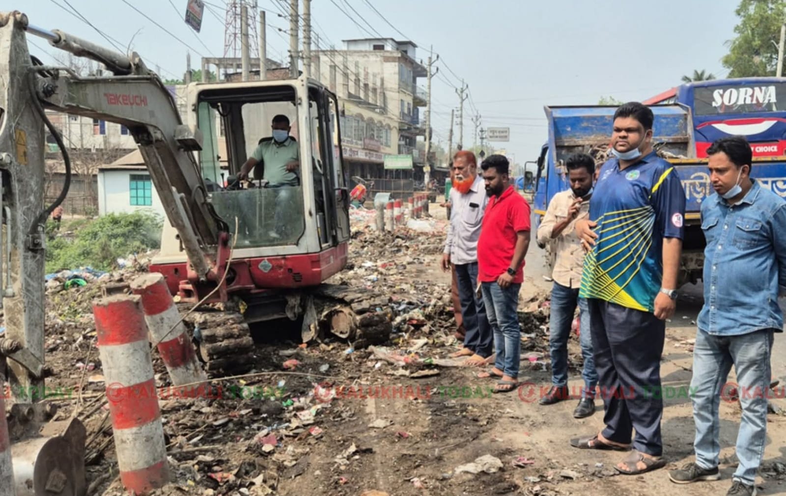 রাজবাড়ী পুলিশ লাইন্সের সামনে ময়লার ভাগাড় অপসারণ