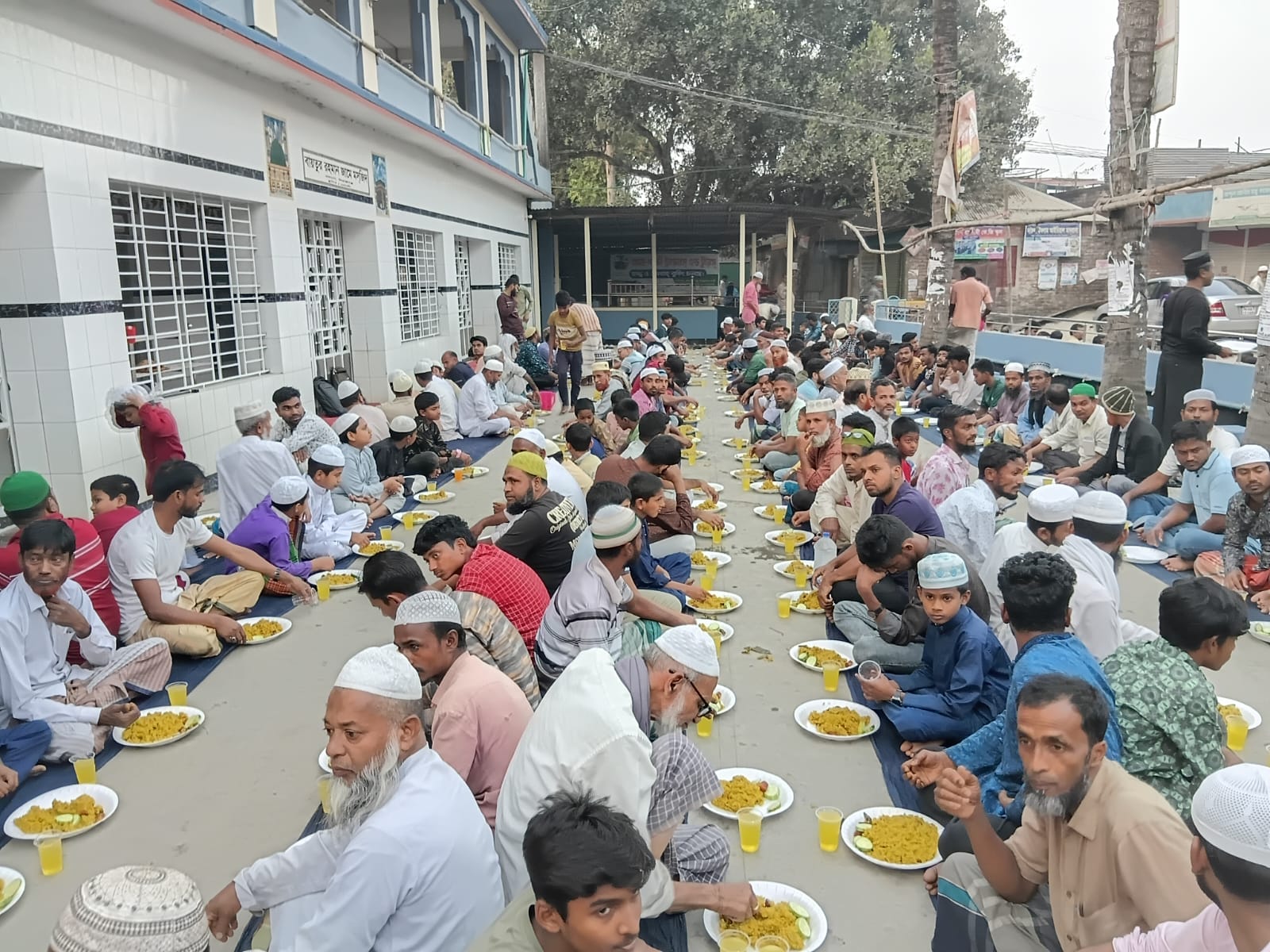 সলঙ্গা কেন্দ্রীয় জামে মসজিদে মাসব্যাপী ইফতার আয়োজন