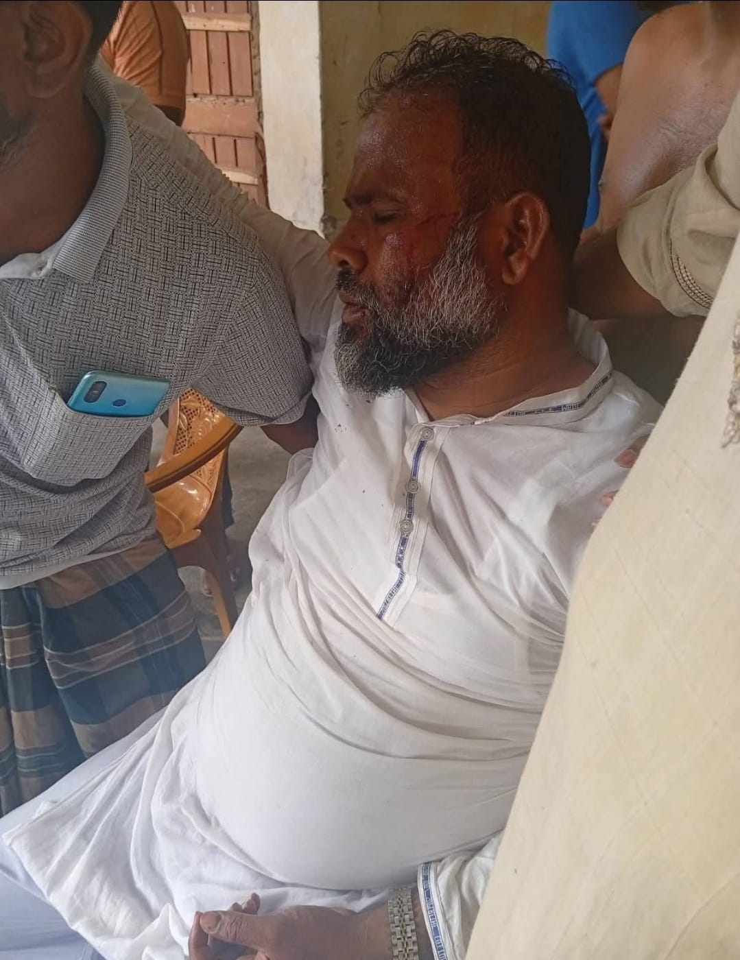 কুড়িগ্রামে উলিপুরে ভিজিএফের তালিকায় অনিয়মের অভিযোগে ইউপি চেয়ারম্যানের উপর হামলা; উত্তাল পুরো ইউনিয়ন