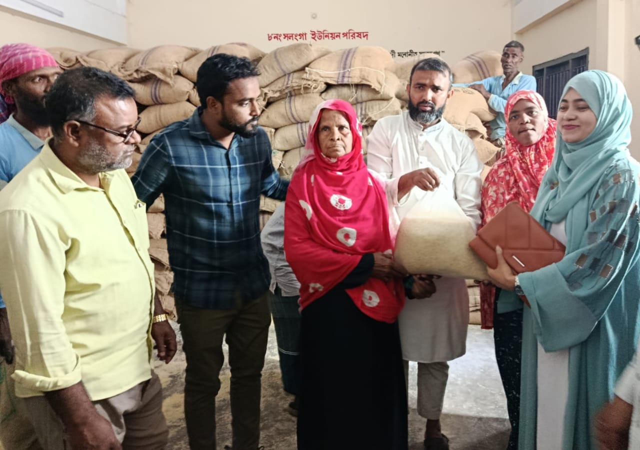 সলঙ্গা ইউনিয়নে সুষ্ঠভাবে ভিজিএফ’র চাল বিতরণ