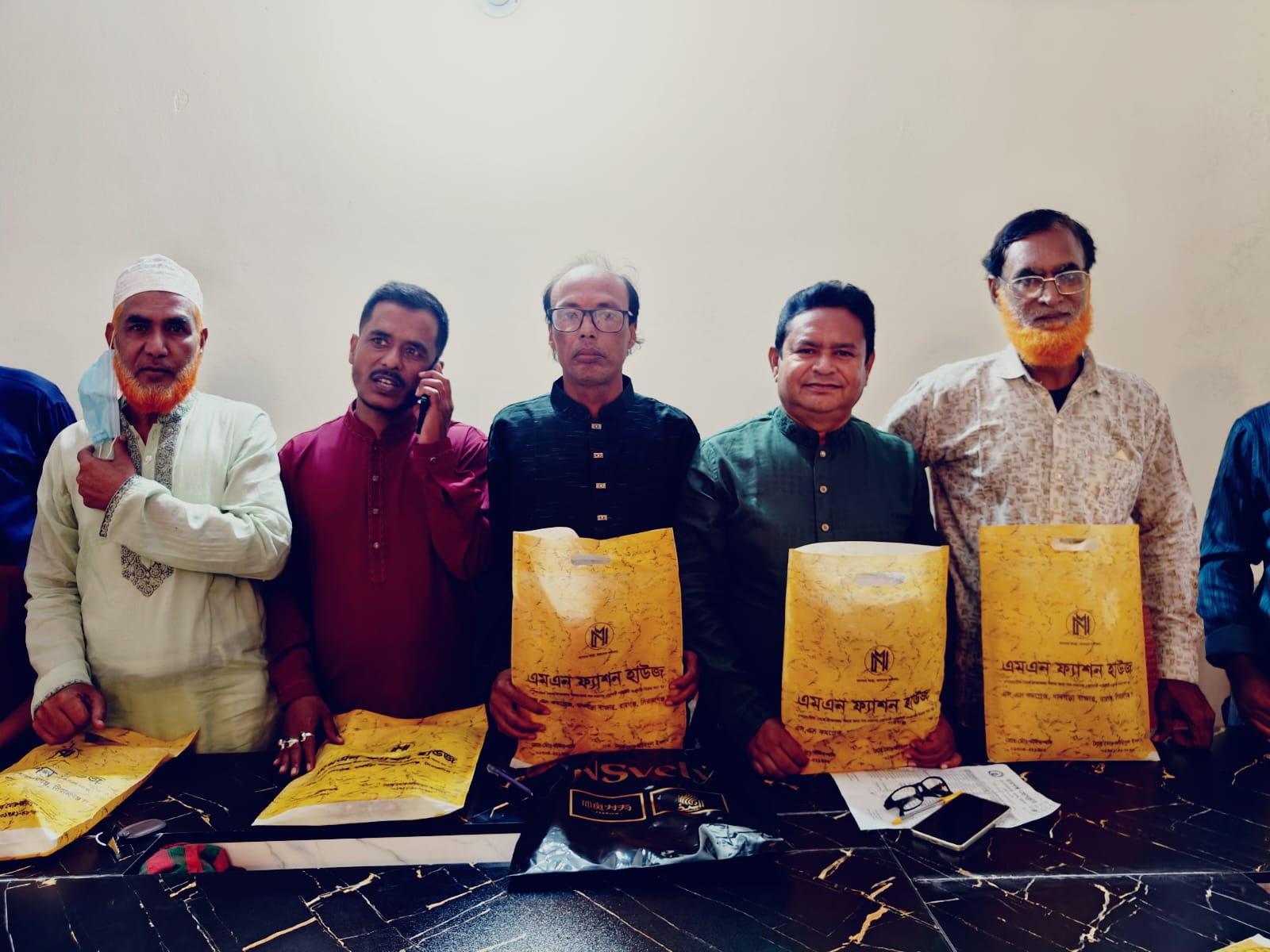রায়গঞ্জ প্রেসক্লাব নবগঠিত কমিটির উদ্যোগে ঈদ উপহার প্রদান