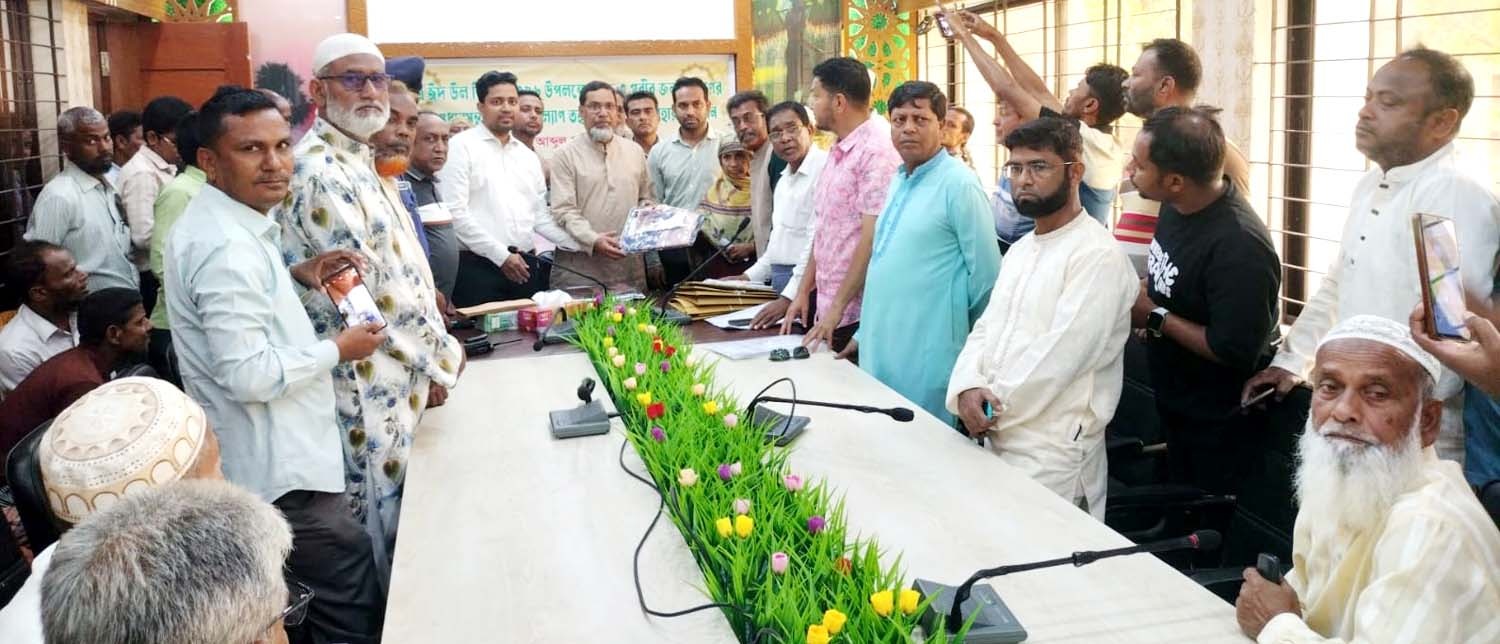 দুপচাঁচিয়ায় প্রধানমন্ত্রী ত্রান ও কল্যাণ তহবিল হতে অর্থ সহায়তা প্রদান