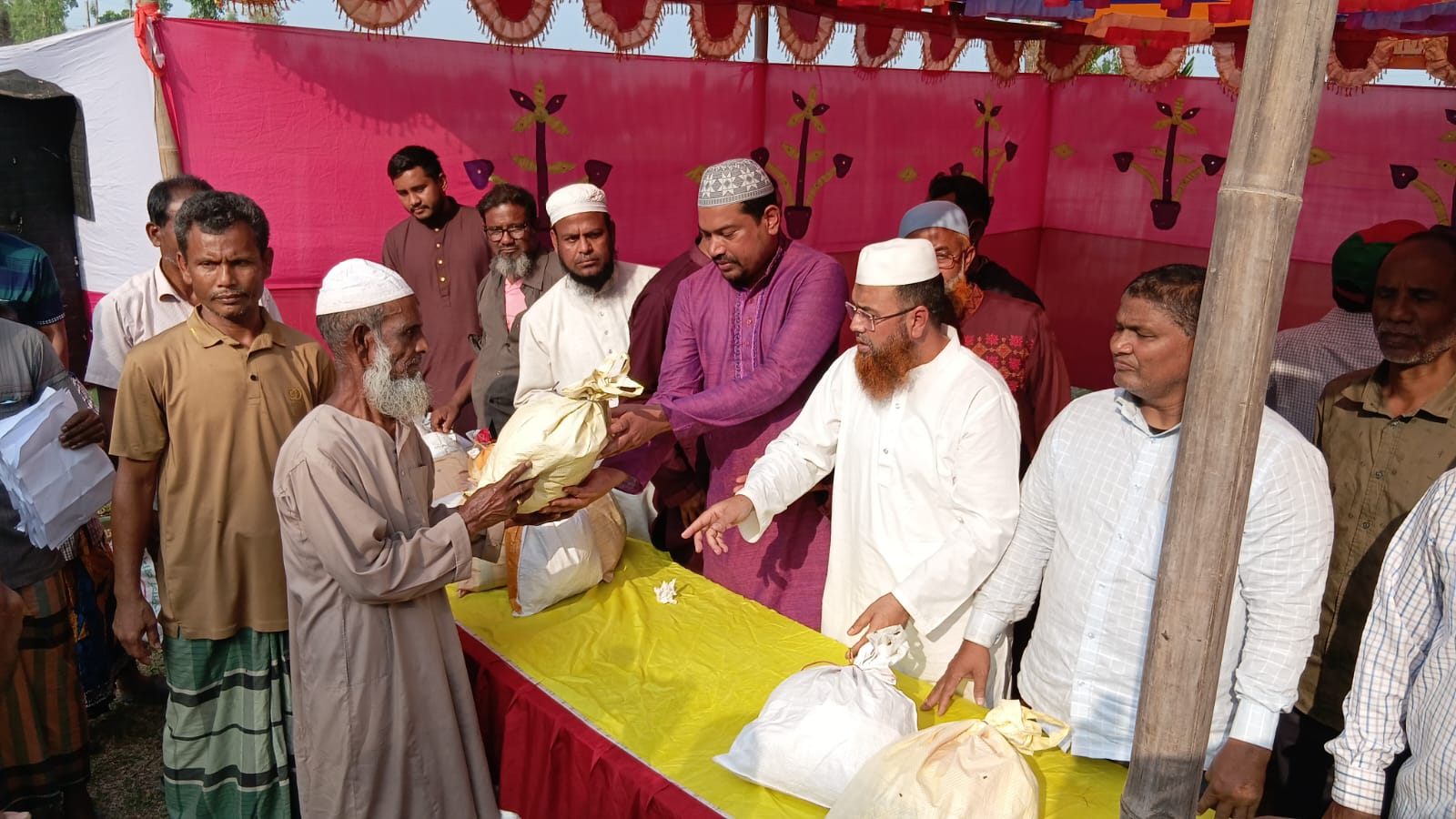 রাজারহাট বিদ্যানন্দের ডাংরারহাট আজিজিয়া  মাদ্রাসা মাঠে প্রয়াত দুই নেতার স্মরণে দোয়া ও ঈদ উপহার বিতরণ