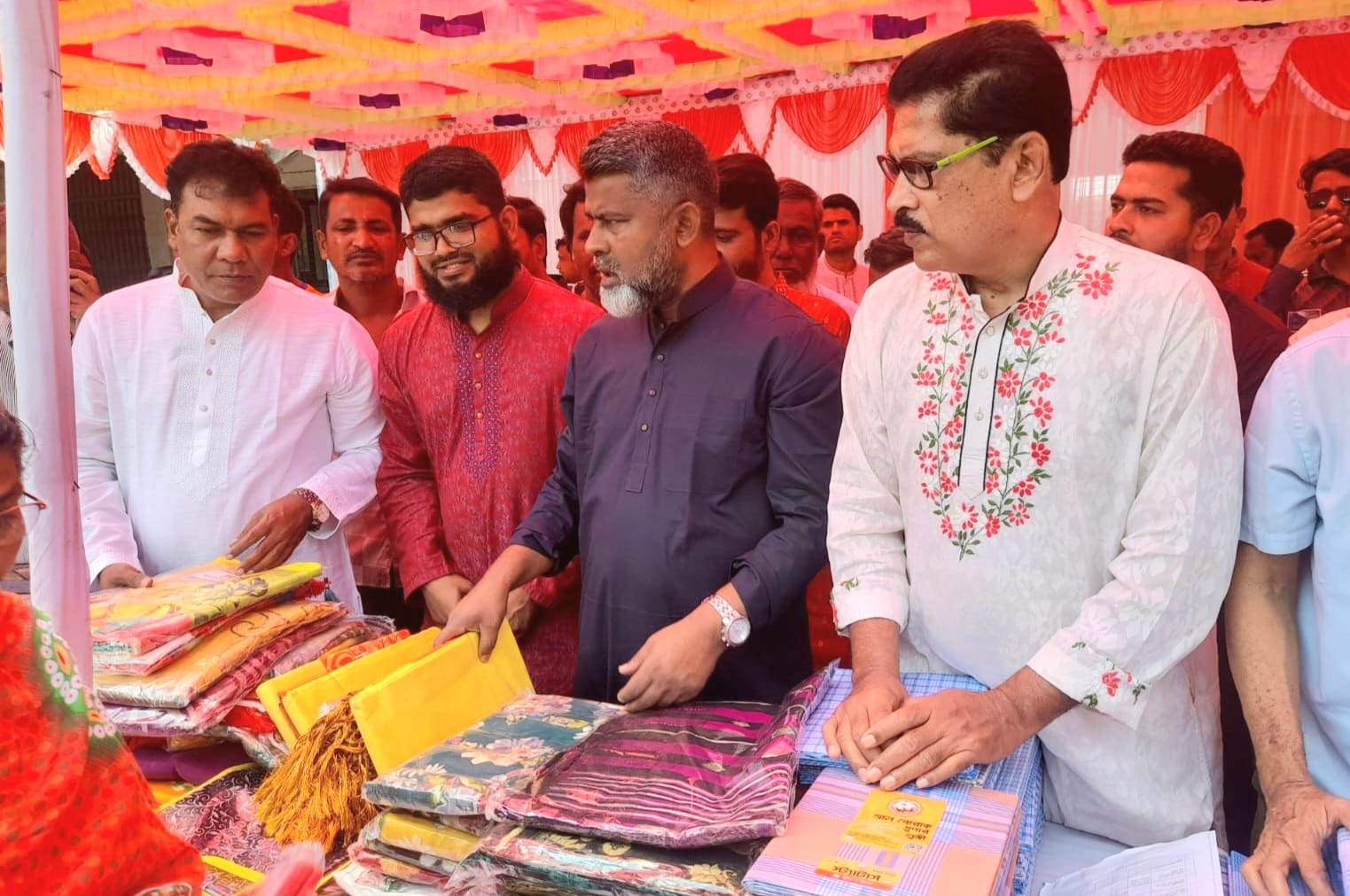 ৩ হাজার ৫ শত অসহায় মানুষের হাতে ঈদ উপহার তুলে দিলেন এমপি ফজলে হুদা বাবুল