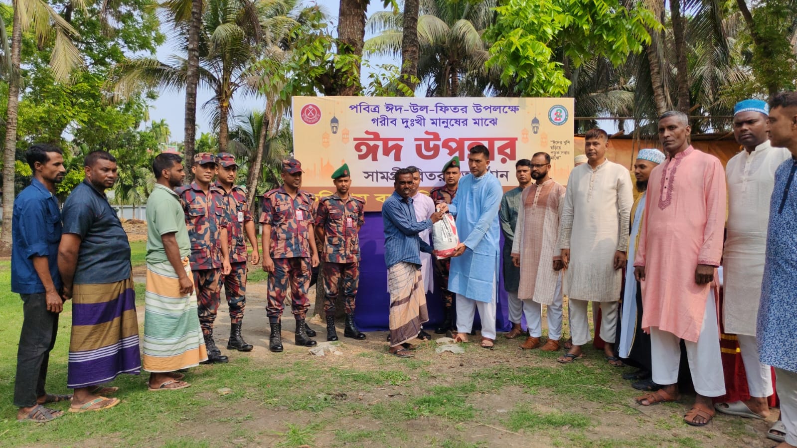 কুড়িগ্রামে বিজিবির উদ্যোগে ঈদ উপহার বিতরণ, হাসি ফুটল অসহায় পরিবারের মুখে