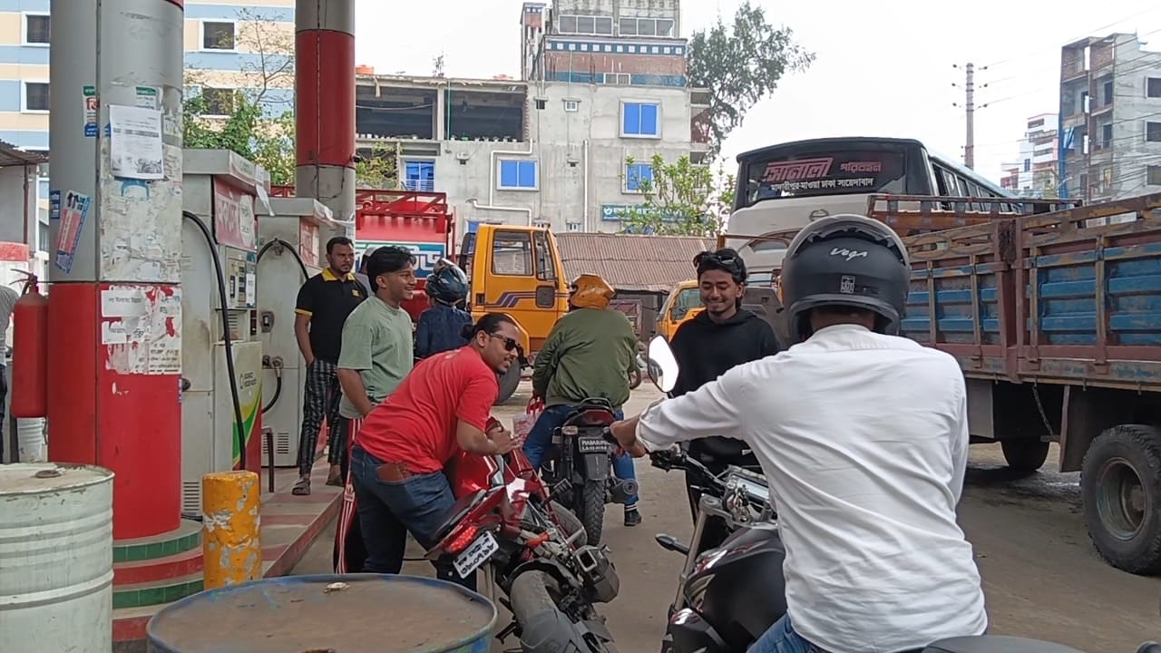 রাজবাড়ীর ফিলিং স্টেশন গুলোতে নেই তেল ভোগান্তিতে চালক ও সাধারন মানষ