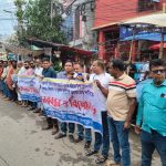 প্রেসক্লাব সভাপতি'র উপর হামলা: আসামী গ্রেফতারের দাবিতে বিক্ষোভ ও মানববন্ধন