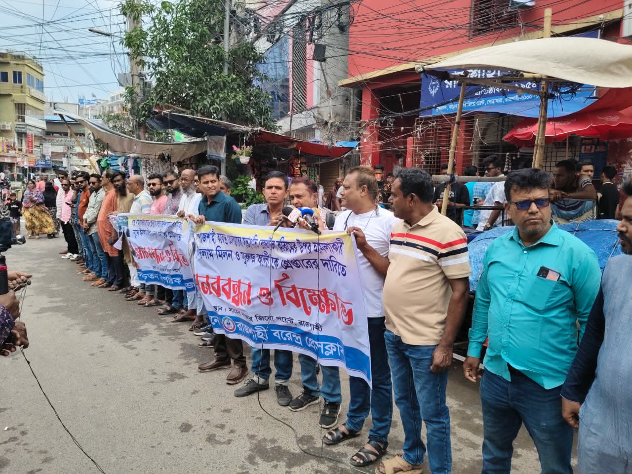 প্রেসক্লাব সভাপতি’র উপর হামলা: আসামী গ্রেফতারের দাবিতে বিক্ষোভ ও মানববন্ধন